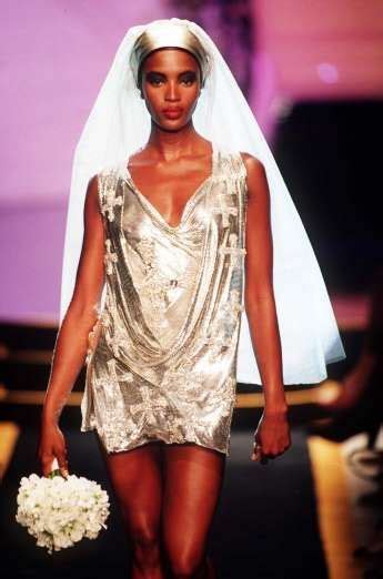 silbernes hochzeitskleid versace naomi campbell|Versace couture collection.